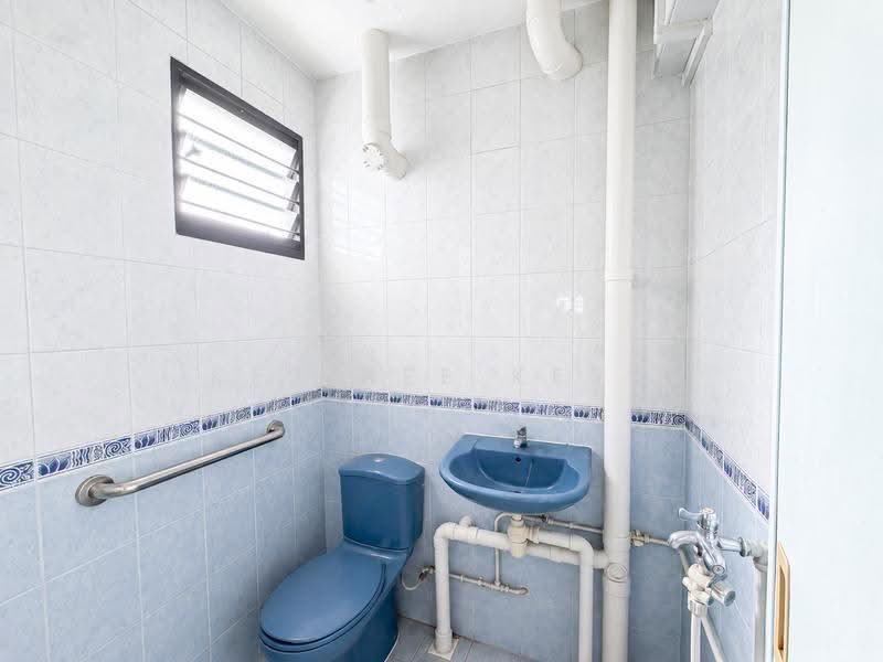 310 Clementi Avenue 4, 310 Clementi Avenue 4, Buona Vista / West Coast / Clementi New Town, 2 Bedrooms, 721 sqft, HDB Flat For Sale, by Kesinee Kess, 500248447 - Bathroom - PropertyGuru.com.sg