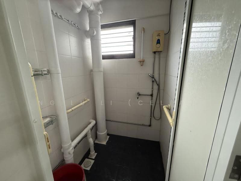 219 Lorong 8 Toa Payoh, 219 Lorong 8 Toa Payoh, Balestier / Toa Payoh, 3 Bedrooms, 883 sqft, HDB Flat For Sale, by Ng Lu Li (Celia), 500248466 - Bathroom - PropertyGuru.com.sg
