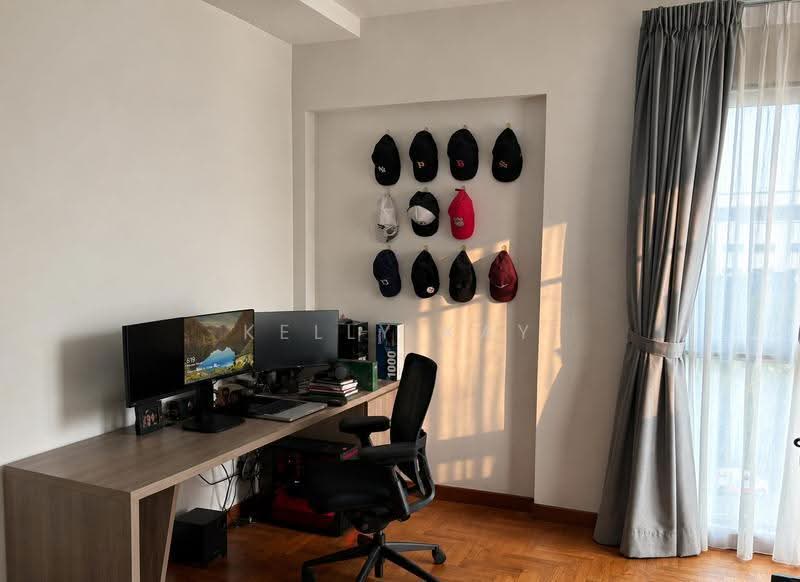 Rafflesia Condo, 33 Bishan Street 21, Ang Mo Kio / Bishan / Thomson, 2 Bedrooms, 915 sqft, Condominium For Sale, by Kelly Kay, 500248476 - Spacious master bedroom as workspaces - PropertyGuru.com.sg