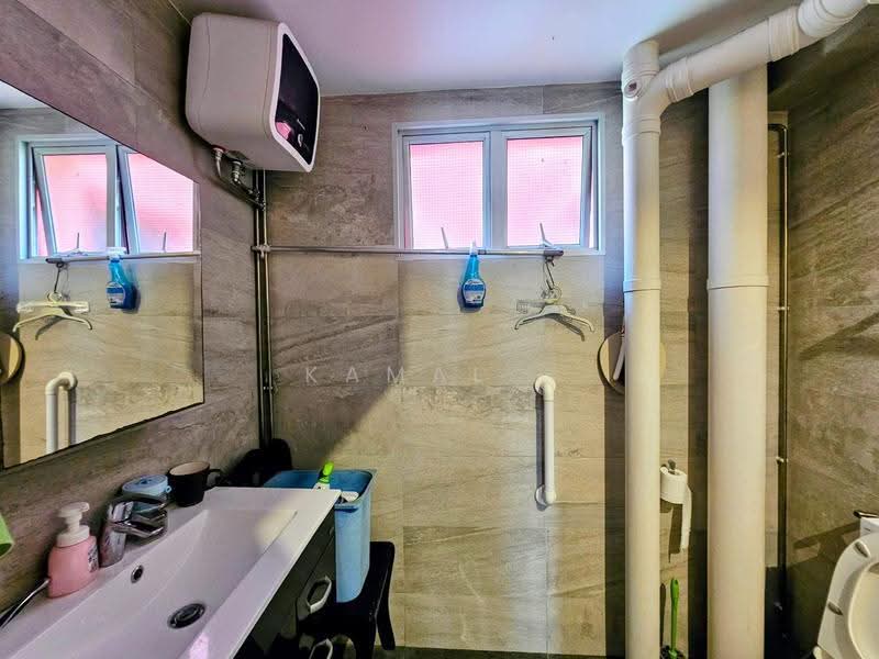 693 Jurong West Central 1, 693 Jurong West Central 1, Boon Lay / Jurong / Tuas, 4 Bedrooms, 1,560 sqft, HDB Flat For Sale, by Kamal ., 500248479 - Bathroom - PropertyGuru.com.sg