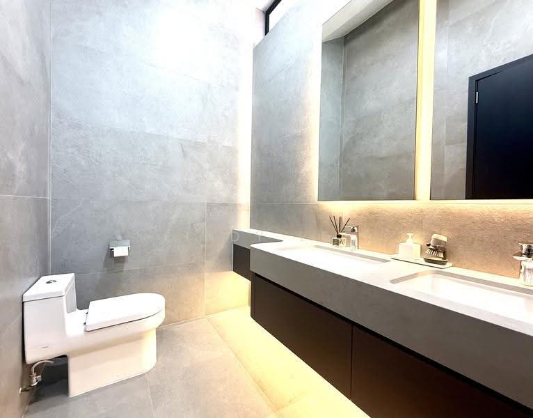Freehold Tasefully Renovated Terrace 1km RGPS for Sale, Tanglin / Holland / Bukit Timah, 5 Bedrooms, 4,800 sqft, Terraced House For Sale, by Lindy Lee, 500248494 - Bathroom - PropertyGuru.com.sg