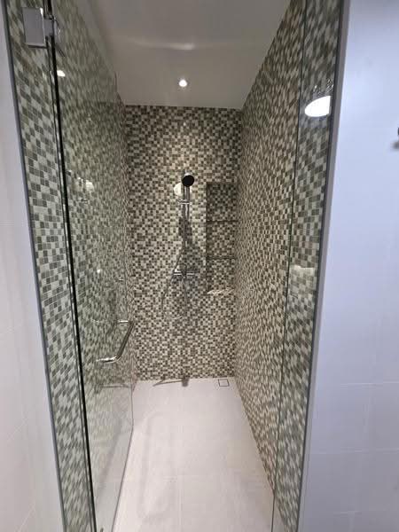 Clover Park, Ang Mo Kio / Bishan / Thomson, 4 Bedrooms, 3,600 sqft, Corner Terrace For Rent, by Jennifer Scott, 500248543 - Bathroom - PropertyGuru.com.sg