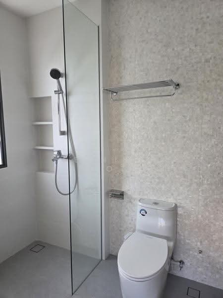 Clover Park, Ang Mo Kio / Bishan / Thomson, 4 Bedrooms, 3,600 sqft, Corner Terrace For Rent, by Jennifer Scott, 500248543 - Bathroom - PropertyGuru.com.sg