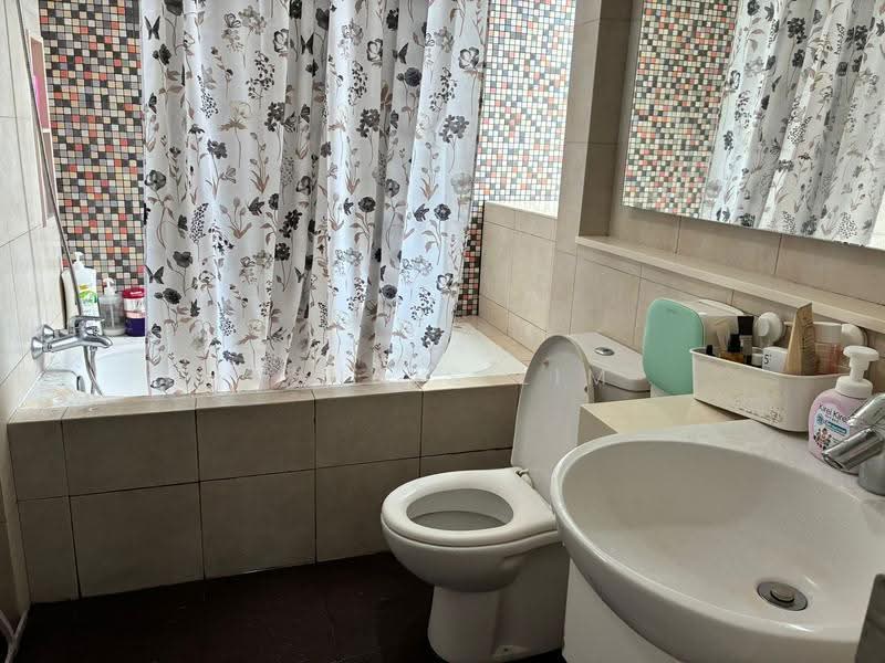 The Esparis, 7A Pasir Ris Drive 4, Pasir Ris / Tampines, 3 Bedrooms, 1,291 sqft, Condominium For Sale, by Dennis Lim, 500248566 - Bathroom - PropertyGuru.com.sg