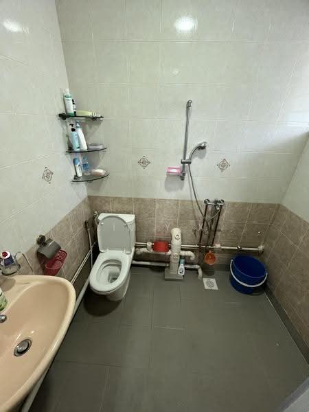 7 Ghim Moh Road, 7 Ghim Moh Road, Tanglin / Holland / Bukit Timah, 3 Bedrooms, 1,280 sqft, HDB Flat For Rent, by Lim Y X, 500248602 - Bathroom - PropertyGuru.com.sg