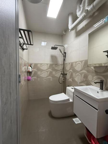 10B Lorong 7 Toa Payoh, 10B Lorong 7 Toa Payoh, Balestier / Toa Payoh, Room Rental, 120 sqft, HDB Flat For Rent, by Eunice Chew, 500248603 - Bathroom - PropertyGuru.com.sg