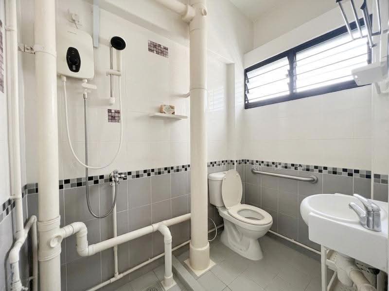 928 Tampines Street 91, 928 Tampines Street 91, Pasir Ris / Tampines, 3 Bedrooms, 1,141 sqft, HDB Flat For Rent, by Kelvin Lim 林德文, 500248617 - Bathroom - PropertyGuru.com.sg