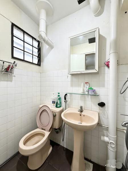 180 Ang Mo Kio Avenue 5, 180 Ang Mo Kio Avenue 5, Ang Mo Kio / Bishan / Thomson, 2 Bedrooms, 732 sqft, HDB Flat For Sale, by Elson Wang, 500248625 - Bathroom - PropertyGuru.com.sg