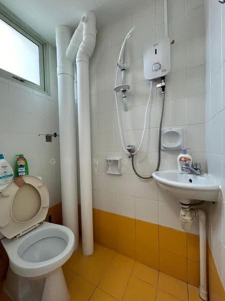 Queens, 10 Stirling Road, Alexandra / Commonwealth, Room Rental, 120 sqft, Condominium For Rent, by Gwendolyn Yap, 500248634 - Bathroom - PropertyGuru.com.sg