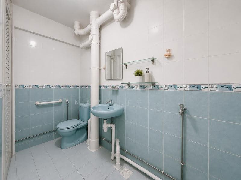 553 Jurong West Street 42, 553 Jurong West Street 42, Boon Lay / Jurong / Tuas, 3 Bedrooms, 1,432 sqft, HDB Flat For Sale, by Nazriff ., 500248639 - Bathroom - PropertyGuru.com.sg