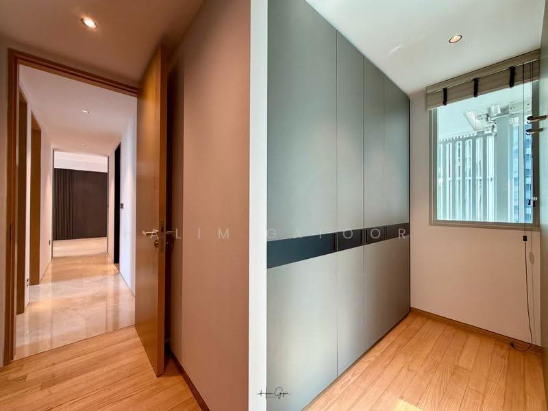 The Vermont On Cairnhill, 12A Cairnhill Rise, Orchard / River Valley, 3 Bedrooms, 1,442 sqft, Apartment For Rent, by Halim Gafoor, 500248672 - Master Bedroom Wardrobe - PropertyGuru.com.sg