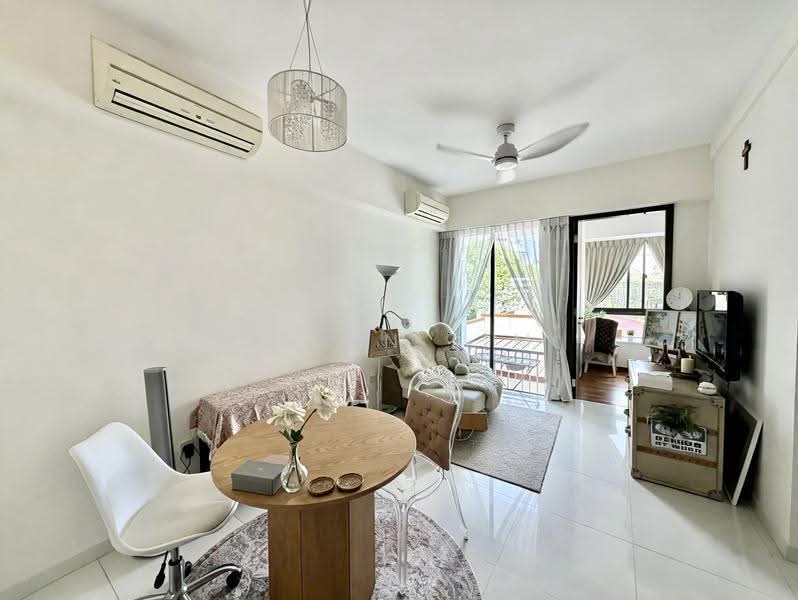 Ricchezza, 94 Telok Kurau Lorong M, East Coast / Marine Parade, 1 Bedroom, 592 sqft, Condominium For Sale, by Kyean Lim, 500248689 - Living Room - PropertyGuru.com.sg