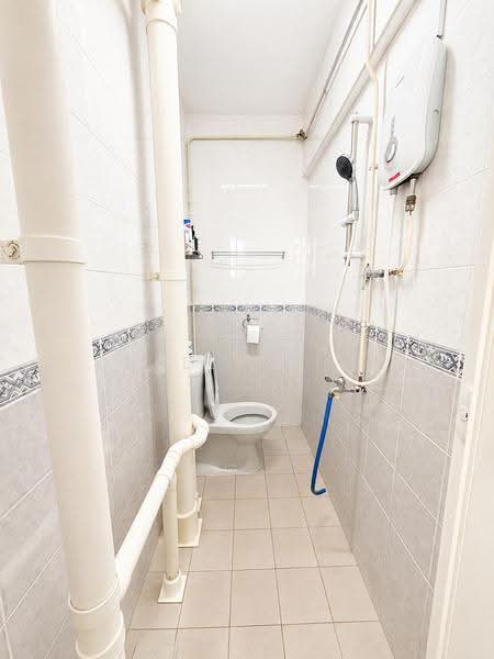 108 Commonwealth Crescent, 108 Commonwealth Crescent, Alexandra / Commonwealth, 2 Bedrooms, 646 sqft, HDB Flat For Sale, by Kelly Lim, 500248716 - Bathroom - PropertyGuru.com.sg