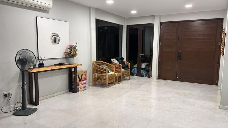 Freehold Corner Terrace within 1km Methodist and Maris Stella, Upper Paya Lebar Road, Paya Lebar Cresent, Lor Ah Soo, Tai Keng Gardens, Hougang / Punggol / Sengkang, 5 Bedrooms, 3,700 sqft, Corner Terrace For Sale, by Fann Fan, 500248717 - Entrance - PropertyGuru.com.sg