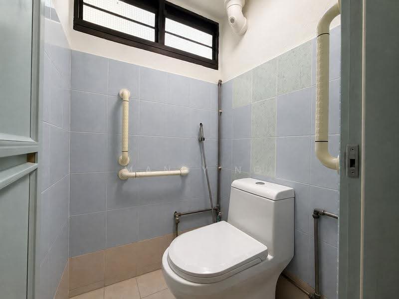 11 Holland Drive, 11 Holland Drive, Tanglin / Holland / Bukit Timah, 2 Bedrooms, 700 sqft, HDB Flat For Sale, by Mandy Ng, 500248749 - Bathroom - PropertyGuru.com.sg