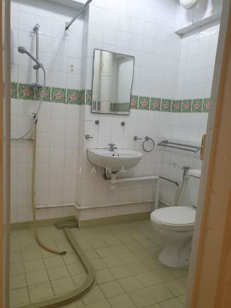 510 Pasir Ris Street 52, 510 Pasir Ris Street 52, Pasir Ris / Tampines, 4 Bedrooms, 1,572 sqft, HDB Flat For Sale, by Jana ., 500248761 - Bathroom - PropertyGuru.com.sg