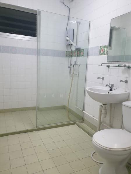 510 Pasir Ris Street 52, 510 Pasir Ris Street 52, Pasir Ris / Tampines, 4 Bedrooms, 1,572 sqft, HDB Flat For Sale, by Jana ., 500248761 - Bathroom - PropertyGuru.com.sg