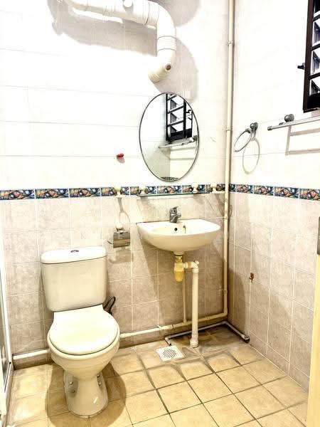 18 Dover Crescent, 18 Dover Crescent, Buona Vista / West Coast / Clementi New Town, 3 Bedrooms, 990 sqft, HDB Flat For Sale, by Keen Lieu, 500248869 - Bathroom - PropertyGuru.com.sg