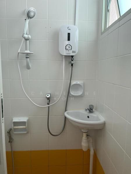 Queens, 10 Stirling Road, Alexandra / Commonwealth, Room Rental, 100 sqft, Condominium For Rent, by Catherine Koh, 500248924 - 3104 Bathroom 2 - PropertyGuru.com.sg