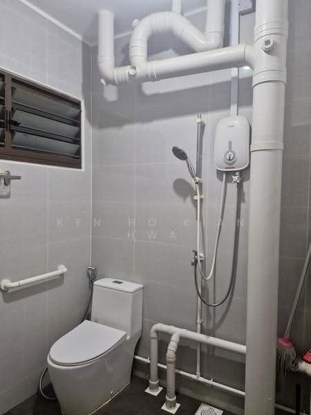 898 Tampines Street 81, 898 Tampines Street 81, Pasir Ris / Tampines, 2 Bedrooms, 797 sqft, HDB Flat For Sale, by Ken Ho Kian Hwa, 500248925 - Bathroom - PropertyGuru.com.sg