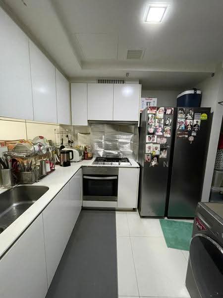 The Lakefront Residences, 48 Lakeside Drive, Boon Lay / Jurong / Tuas, 3 Bedrooms, 1,001 sqft, Condominium For Sale, by Vivian Tan, 500248935 - Kitchen - PropertyGuru.com.sg