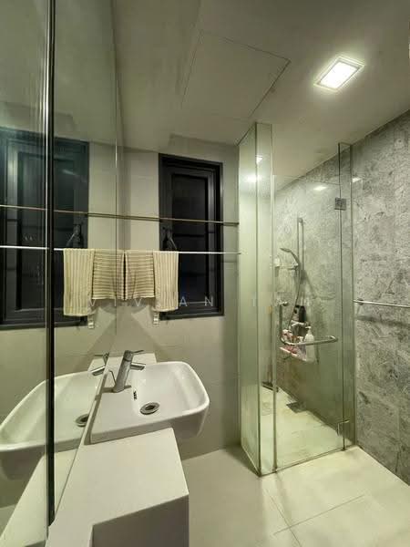 The Lakefront Residences, 48 Lakeside Drive, Boon Lay / Jurong / Tuas, 3 Bedrooms, 1,001 sqft, Condominium For Sale, by Vivian Tan, 500248935 - Bathroom - PropertyGuru.com.sg