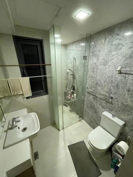 The Lakefront Residences, 48 Lakeside Drive, Boon Lay / Jurong / Tuas, 3 Bedrooms, 1,001 sqft, Condominium For Sale, by Vivian Tan, 500248935 - Bathroom - PropertyGuru.com.sg