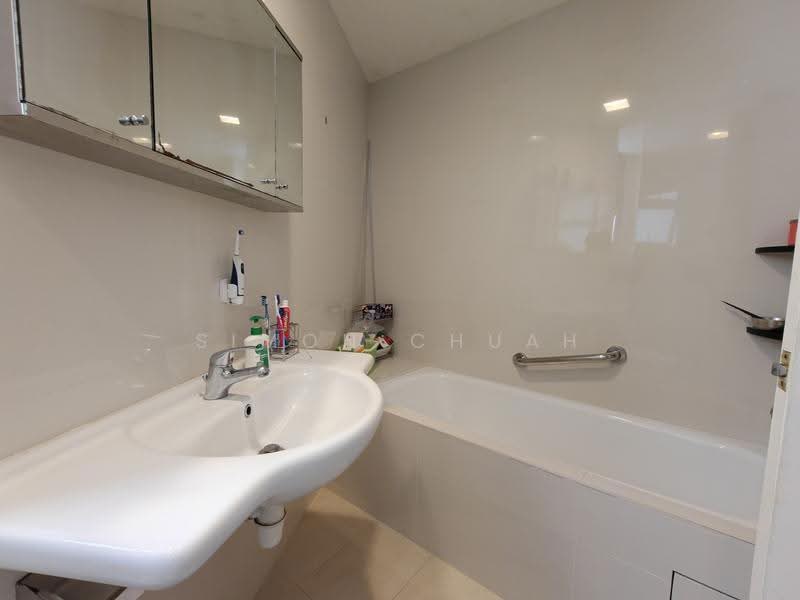Harbour View Towers, 21 Telok Blangah Drive, Harbourfront / Telok Blangah, 3 Bedrooms, 1,206 sqft, Condominium For Rent, by Simon Chuah, 500248971 - Bathroom - PropertyGuru.com.sg