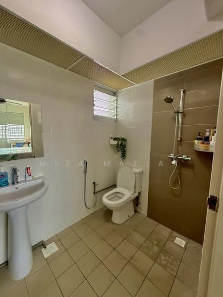 221A Sumang Lane, 221A Sumang Lane, Hougang / Punggol / Sengkang, 2 Bedrooms, 732 sqft, HDB Flat For Sale, by Miza Mazlan, 500248998 - Bathroom - PropertyGuru.com.sg