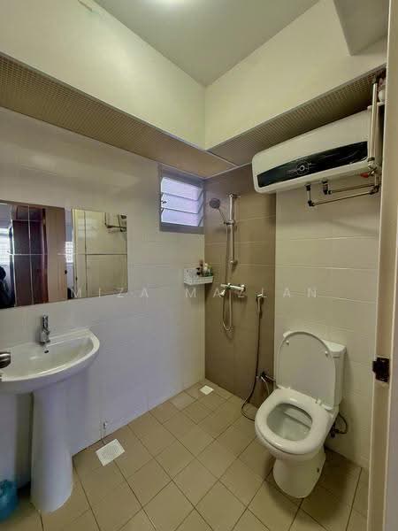221A Sumang Lane, 221A Sumang Lane, Hougang / Punggol / Sengkang, 2 Bedrooms, 732 sqft, HDB Flat For Sale, by Miza Mazlan, 500248998 - Bathroom - PropertyGuru.com.sg