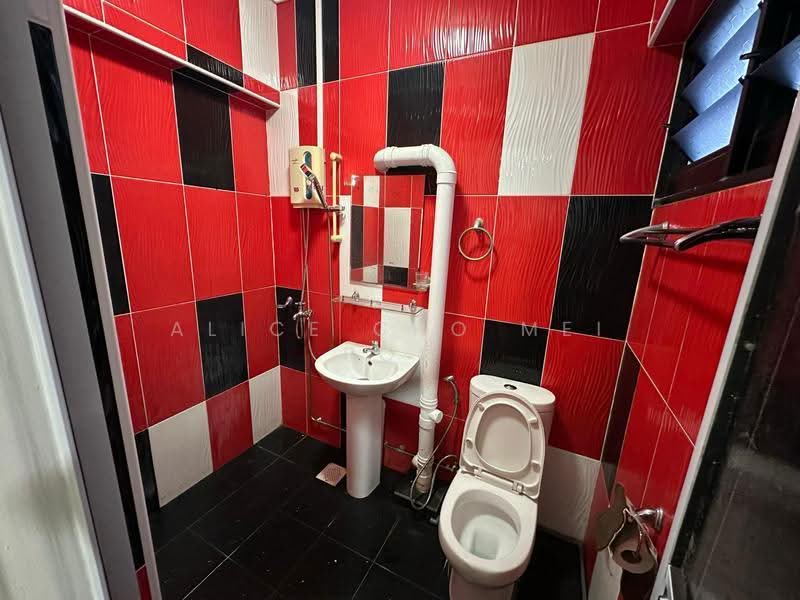 112 Bukit Purmei Road, 112 Bukit Purmei Road, Harbourfront / Telok Blangah, 2 Bedrooms, 818 sqft, HDB Flat For Rent, by Alice Cho Mei Poh, 500249027 - Bathroom - PropertyGuru.com.sg