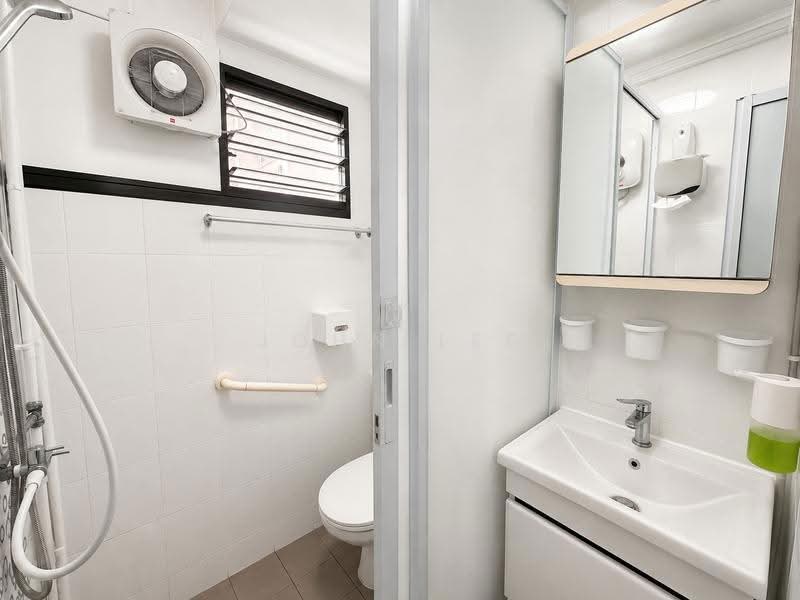 159 Tampines Street 12, 159 Tampines Street 12, Pasir Ris / Tampines, 5 Bedrooms, 980 sqft, HDB Flat For Sale, by John Lee, 500249032 - Bathroom - PropertyGuru.com.sg