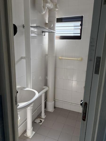 41 Bedok South Road, 41 Bedok South Road, Bedok / Upper East Coast, 3 Bedrooms, 904 sqft, HDB Flat For Rent, by Jan Lie, 500249038 - Bathroom - PropertyGuru.com.sg