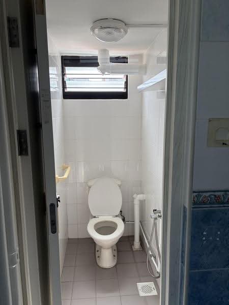 41 Bedok South Road, 41 Bedok South Road, Bedok / Upper East Coast, 3 Bedrooms, 904 sqft, HDB Flat For Rent, by Jan Lie, 500249038 - Bathroom - PropertyGuru.com.sg