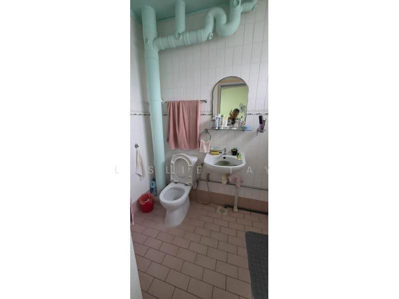 458 Hougang Avenue 10, 458 Hougang Avenue 10, Hougang / Punggol / Sengkang, 3 Bedrooms, 1,152 sqft, HDB Flat For Sale, by Leslie Tay, 500249074 - Bathroom - PropertyGuru.com.sg