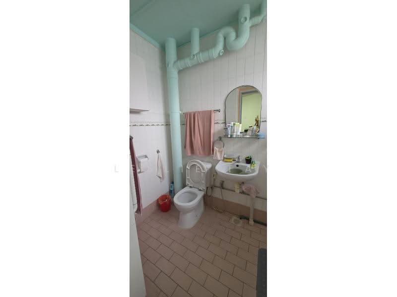458 Hougang Avenue 10, 458 Hougang Avenue 10, Hougang / Punggol / Sengkang, 3 Bedrooms, 1,152 sqft, HDB Flat For Sale, by Leslie Tay, 500249074 - Bathroom - PropertyGuru.com.sg