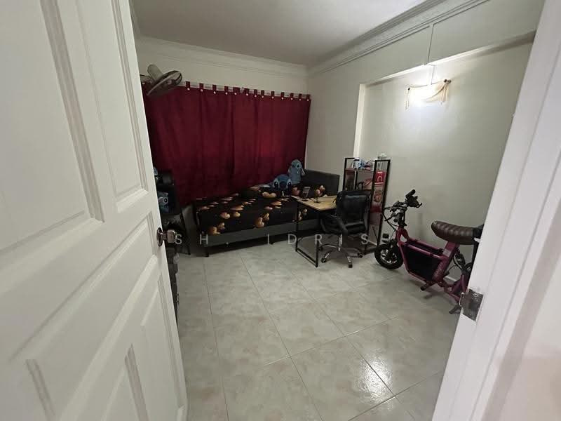 318 Sembawang Vista, 318 Sembawang Vista, Sembawang / Yishun, 3 Bedrooms, 1,076 sqft, HDB Flat For Sale, by SH. Idris, 500249086 - Bedroom - PropertyGuru.com.sg