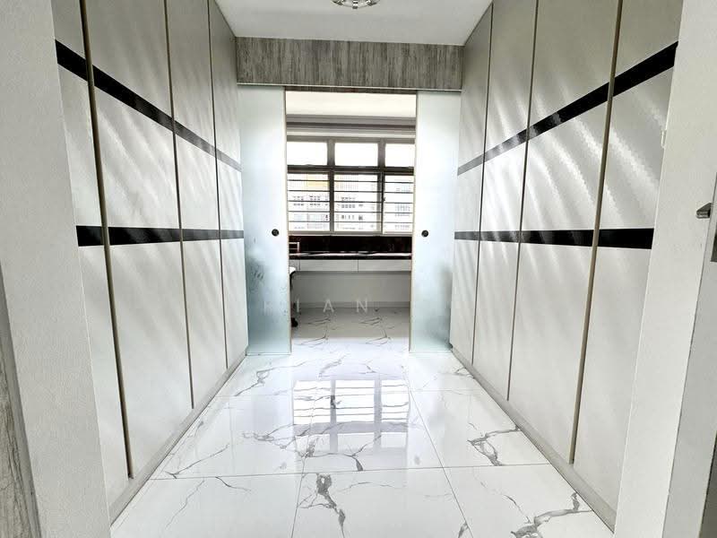 215B Compassvale Drive, 215B Compassvale Drive, Hougang / Punggol / Sengkang, 3 Bedrooms, 990 sqft, HDB Flat For Sale, by Adrian Koh, 500249091 - Corridor - PropertyGuru.com.sg