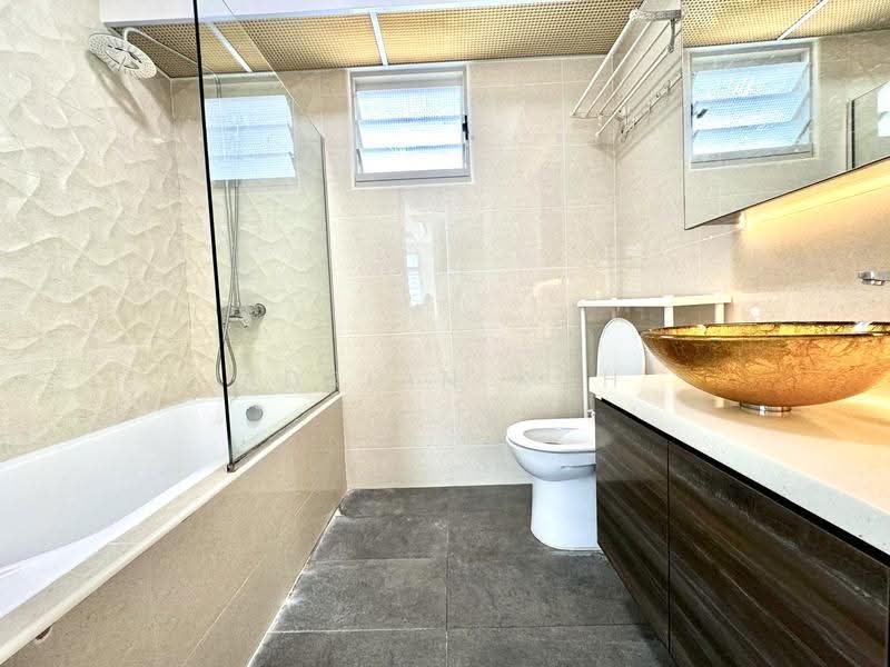 215B Compassvale Drive, 215B Compassvale Drive, Hougang / Punggol / Sengkang, 3 Bedrooms, 990 sqft, HDB Flat For Sale, by Adrian Koh, 500249091 - Bathroom - PropertyGuru.com.sg