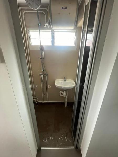 11 Holland Drive, 11 Holland Drive, Tanglin / Holland / Bukit Timah, 2 Bedrooms, 700 sqft, HDB Flat For Rent, by Dee Dee Gan, 500249094 - Bathroom - PropertyGuru.com.sg