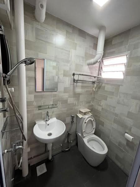124 Hougang Avenue 1, 124 Hougang Avenue 1, Hougang / Punggol / Sengkang, Room Rental, 300 sqft, HDB Flat For Rent, by Alan Heng, 500249117 - Bathroom - PropertyGuru.com.sg