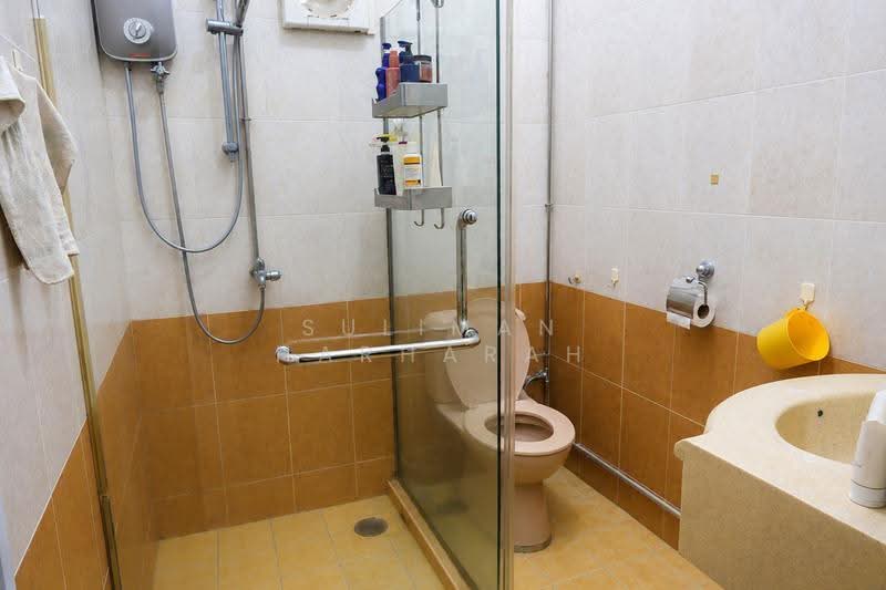 Landed @ Kee Sun Ave, 5 min Siglap MRT, Kee Sun Ave, East Coast / Marine Parade, 3 Bedrooms, 2,000 sqft, Terraced House For Sale, by Suliman Harharah, 500249195 - Bathroom - PropertyGuru.com.sg