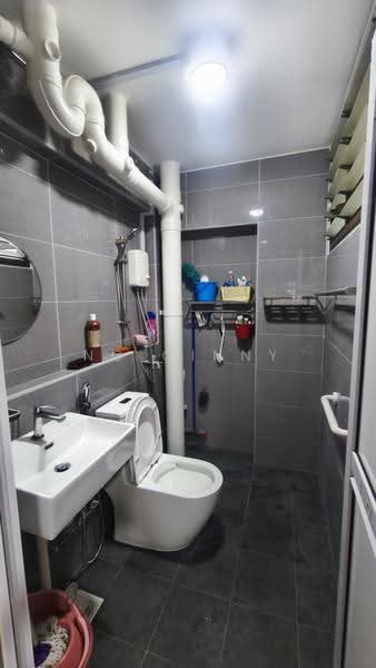 165 Hougang Avenue 1, 165 Hougang Avenue 1, Hougang / Punggol / Sengkang, Room Rental, 120 sqft, HDB Flat For Rent, by Ng Ginny, 500249211 - Bathroom - PropertyGuru.com.sg