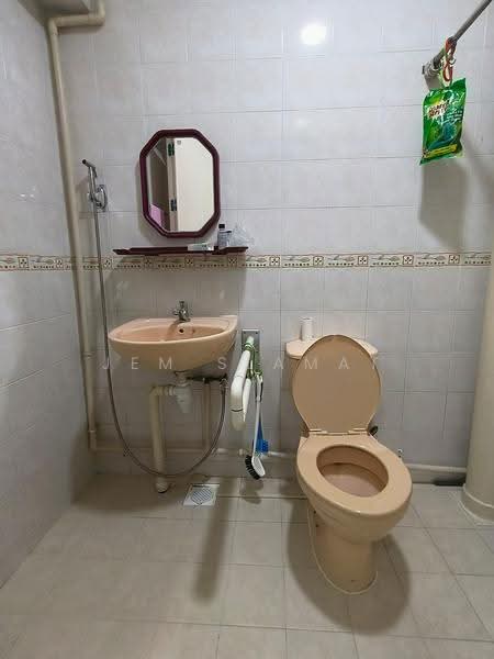 631 Jurong West Street 65, 631 Jurong West Street 65, Boon Lay / Jurong / Tuas, 3 Bedrooms, 1,184 sqft, HDB Flat For Rent, by Jem Slamat, 500249234 - Bathroom - PropertyGuru.com.sg