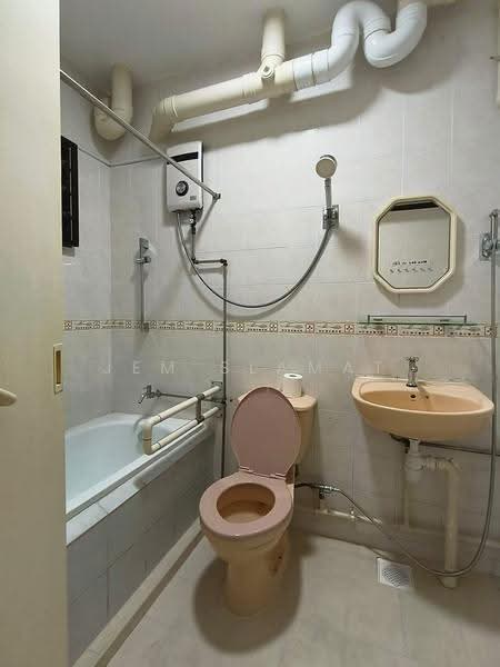 631 Jurong West Street 65, 631 Jurong West Street 65, Boon Lay / Jurong / Tuas, 3 Bedrooms, 1,184 sqft, HDB Flat For Rent, by Jem Slamat, 500249234 - Bathroom - PropertyGuru.com.sg