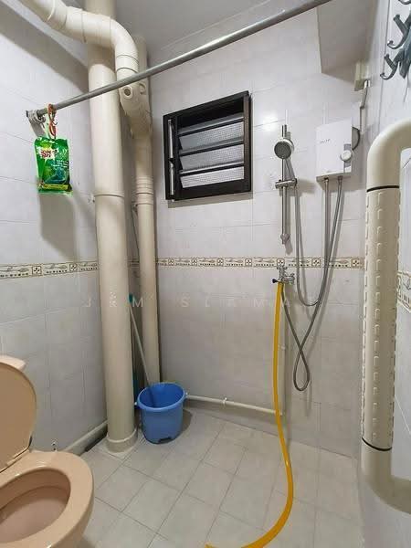 631 Jurong West Street 65, 631 Jurong West Street 65, Boon Lay / Jurong / Tuas, 3 Bedrooms, 1,184 sqft, HDB Flat For Rent, by Jem Slamat, 500249234 - Bathroom - PropertyGuru.com.sg
