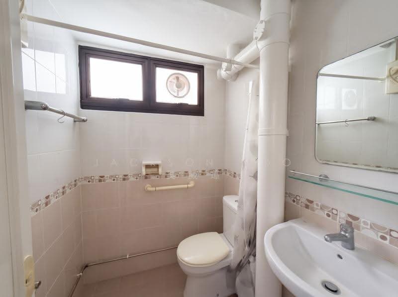335 Clementi Avenue 2, 335 Clementi Avenue 2, Buona Vista / West Coast / Clementi New Town, 2 Bedrooms, 882 sqft, HDB Flat For Sale, by Jackson Woo 吴威璋, 500249262 - Bathroom - PropertyGuru.com.sg