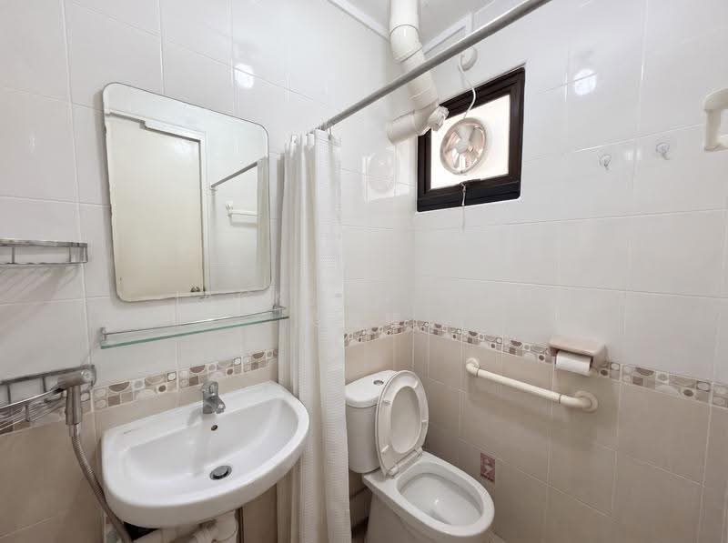 335 Clementi Avenue 2, 335 Clementi Avenue 2, Buona Vista / West Coast / Clementi New Town, 2 Bedrooms, 882 sqft, HDB Flat For Sale, by Jackson Woo 吴威璋, 500249262 - Bathroom - PropertyGuru.com.sg