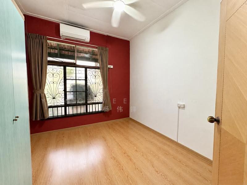 Shepherd's Hill Estate, Shepard's Drive, Alexandra / Commonwealth, 6 Bedrooms, 2,500 sqft, Detached House For Sale, by Yong Wee Foong 杨伟锋, 500249315 - Bedroom - PropertyGuru.com.sg