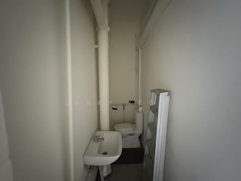 51 lorong 6 Toa payoh, Balestier / Toa Payoh, 452 sqft, Shop / Shophouse For Sale, by Larry Yeow, 500249373 - Bathroom - CommercialGuru.com.sg